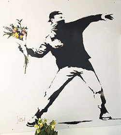 Banksy jette des fleurs